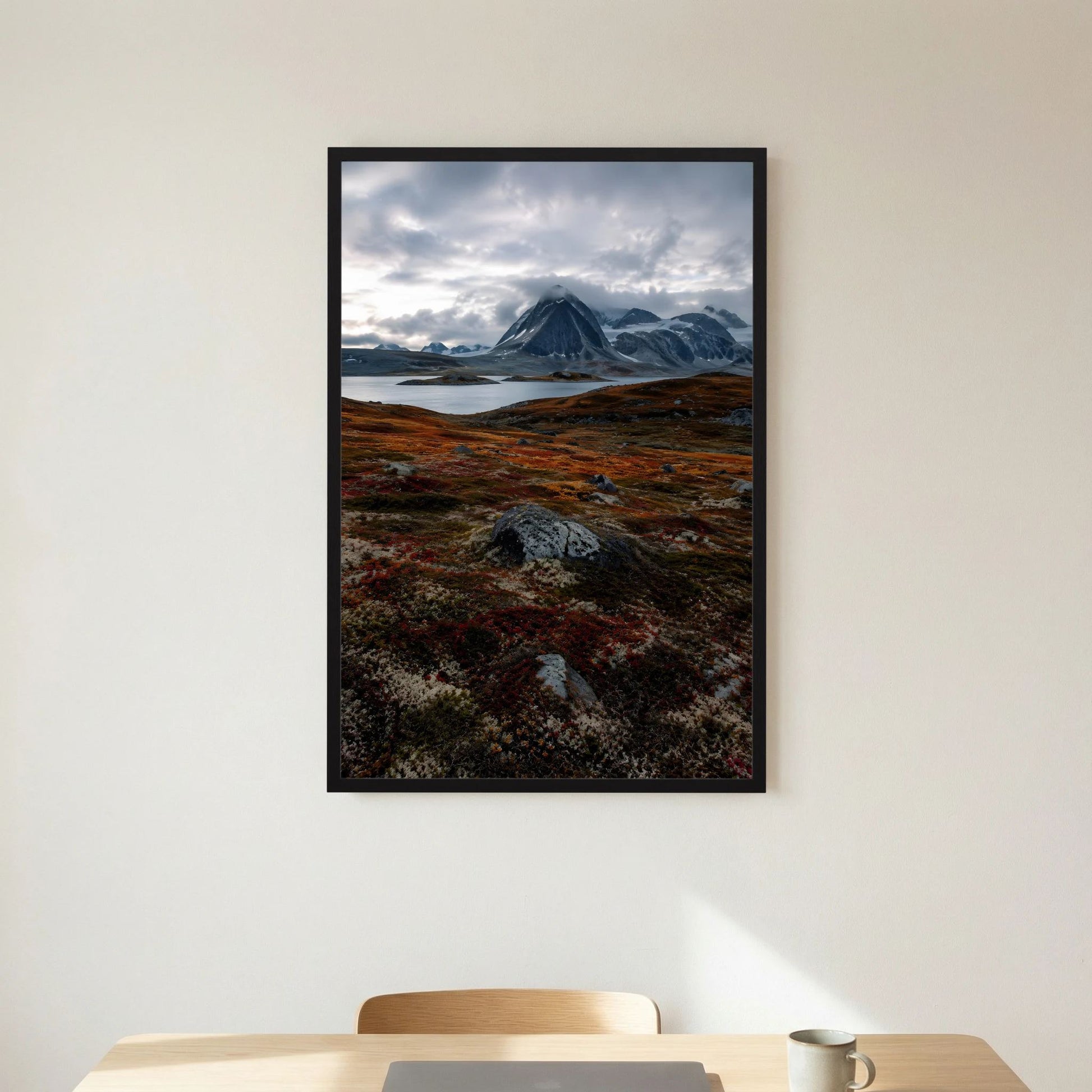 Naturposter im Hochformat: Berglandschaft mit graublauen Bergen, schwarzer Rahmen