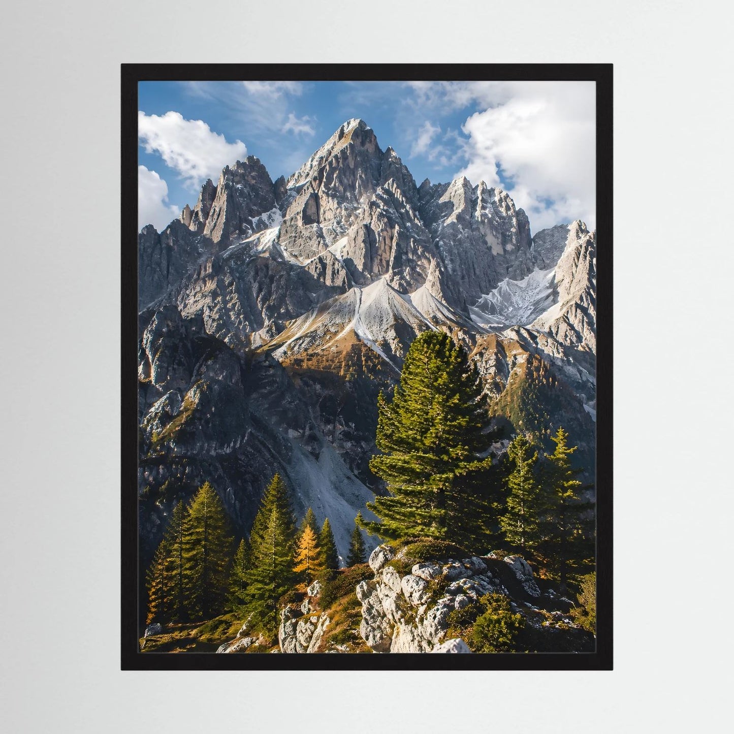 Gerahmtes Poster mit Alpenbergspitzen und Tannenwald, schwarzer Rahmen