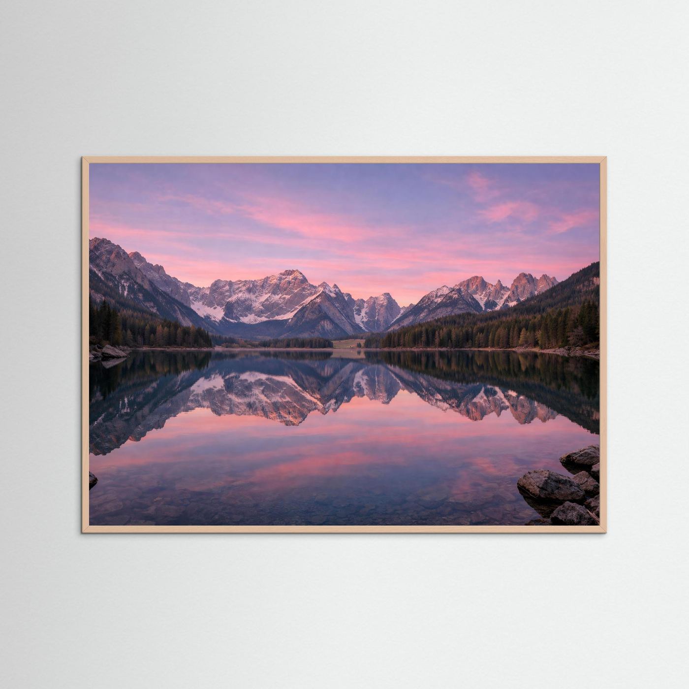 Bergsee-Naturposter im Querformat mit beigem Holzrahmen, spiegelndes Wasser bei rosa Himmel
