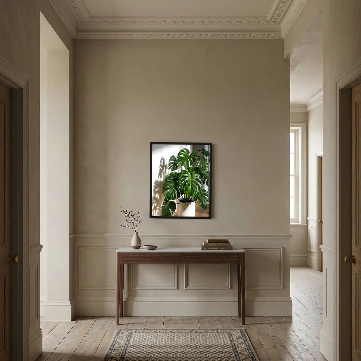 Gerahmtes Hochformat-Poster mit Monstera-Pflanze in hellem Topf, heller Holzrahmen