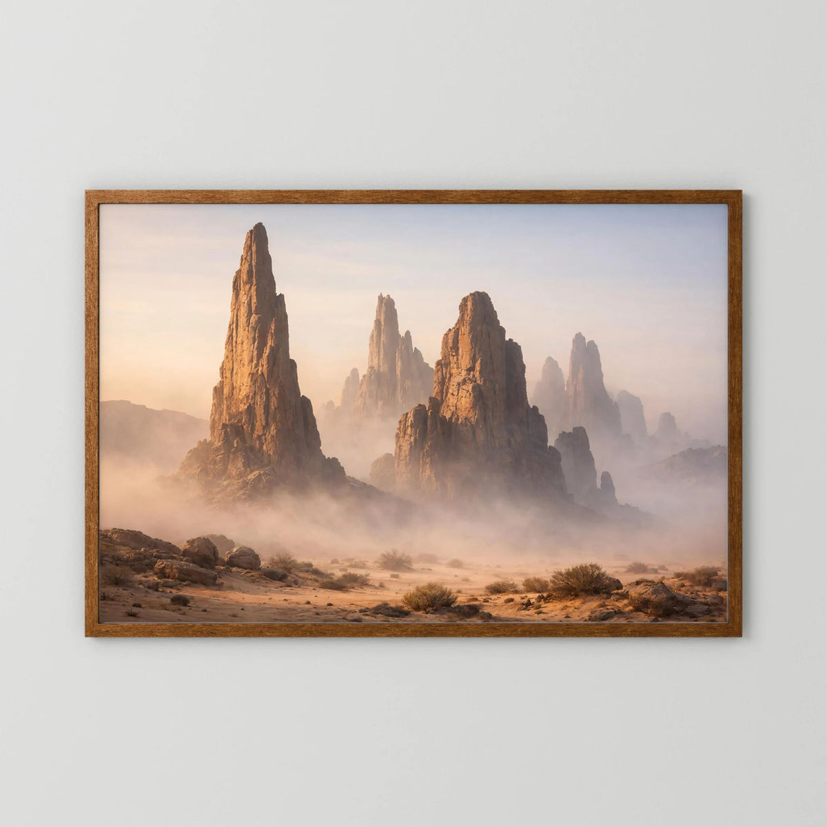 Wandbild im Querformat mit braunem Holzrahmen und Felsformationen im Wüstennebel