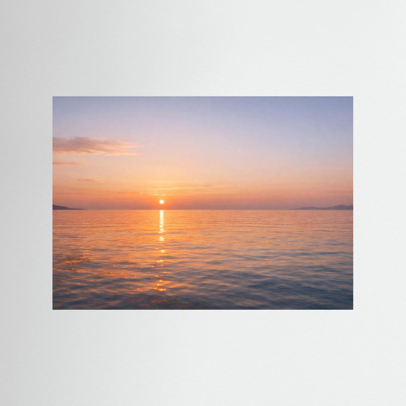 Querformat-Poster mit goldenem Sonnenuntergang über ruhigem Meer und Lichtreflexen