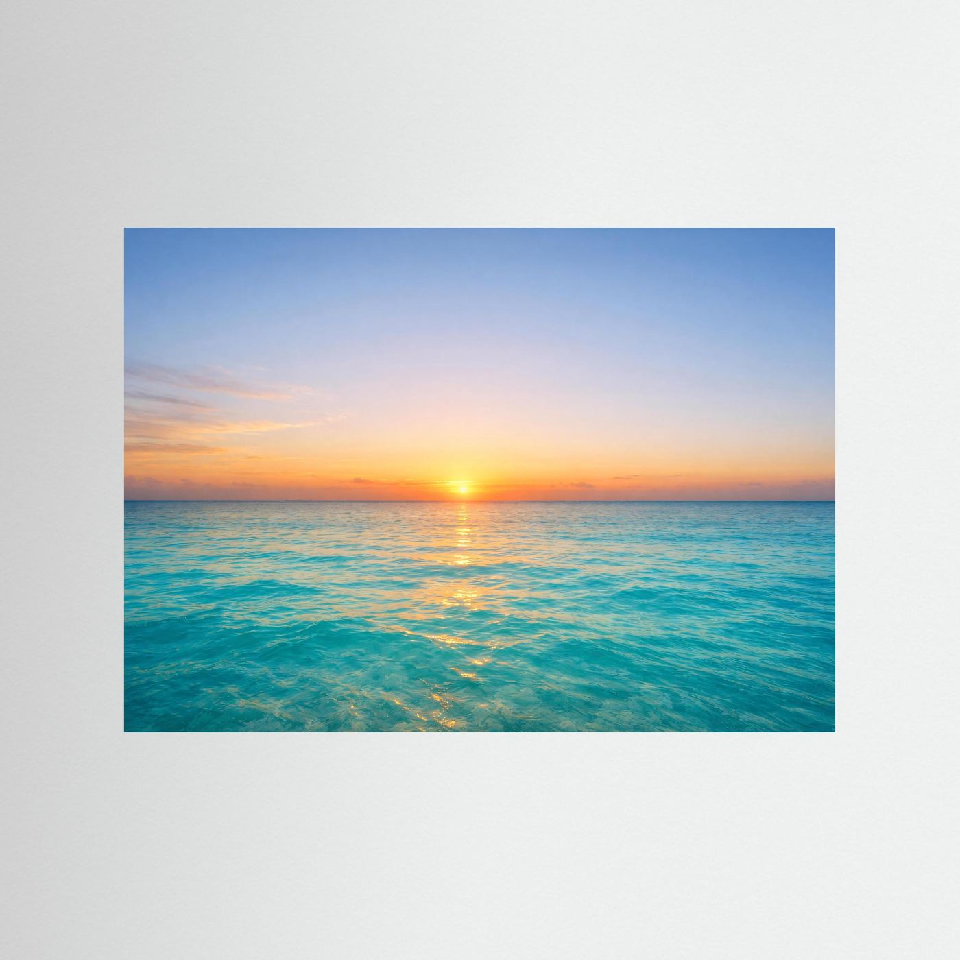 Poster im Querformat: Sonnenuntergang über türkisblauem Meer und goldener Sonne