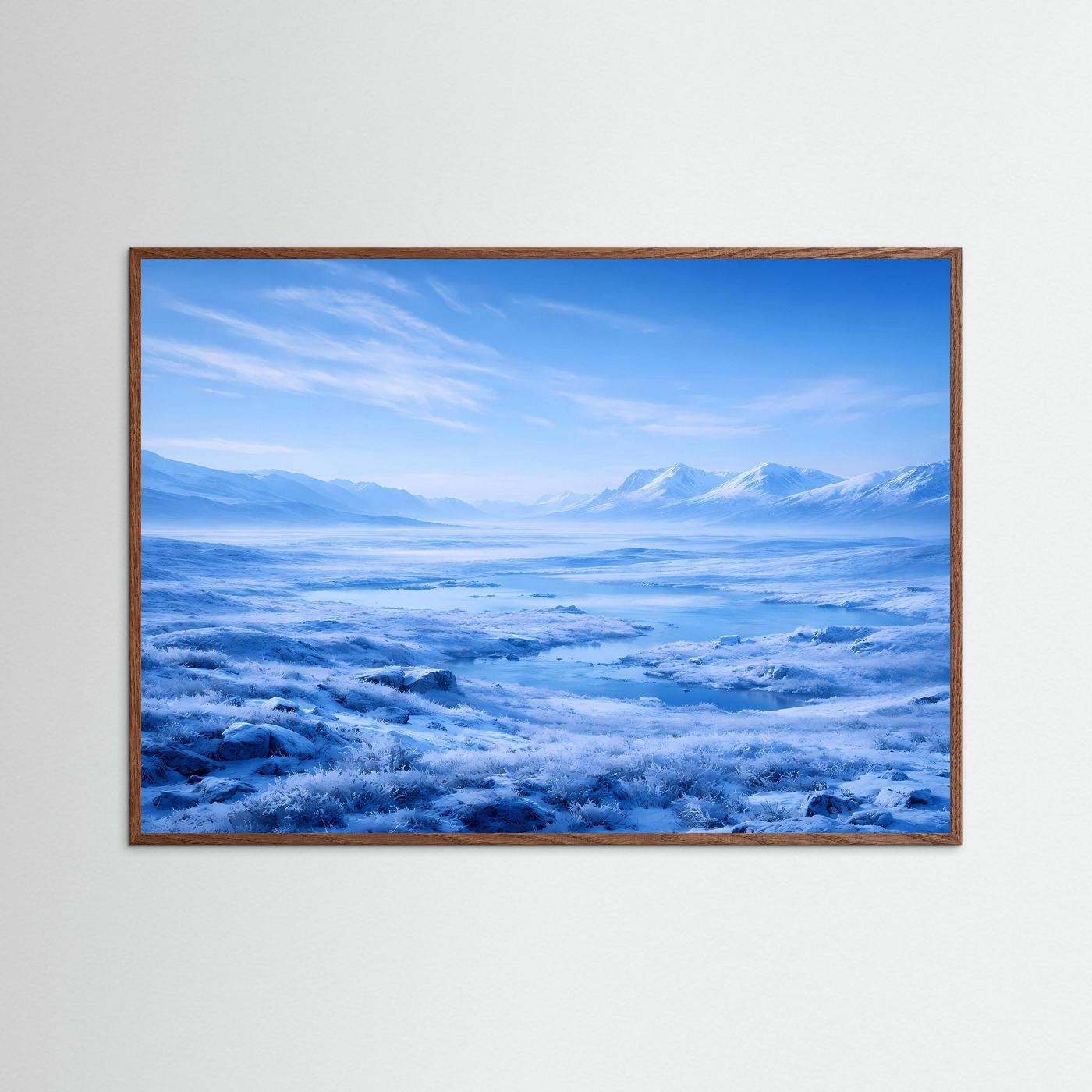 Panorama-Naturposter mit blauem Bergpanorama im Nebel, dunkelbrauner Holzrahmen.