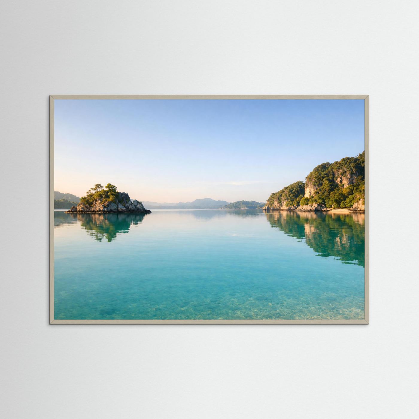 Strandposter im Querformat mit grauem Rahmen, türkisfarbenes Wasser und grüne Ufer
