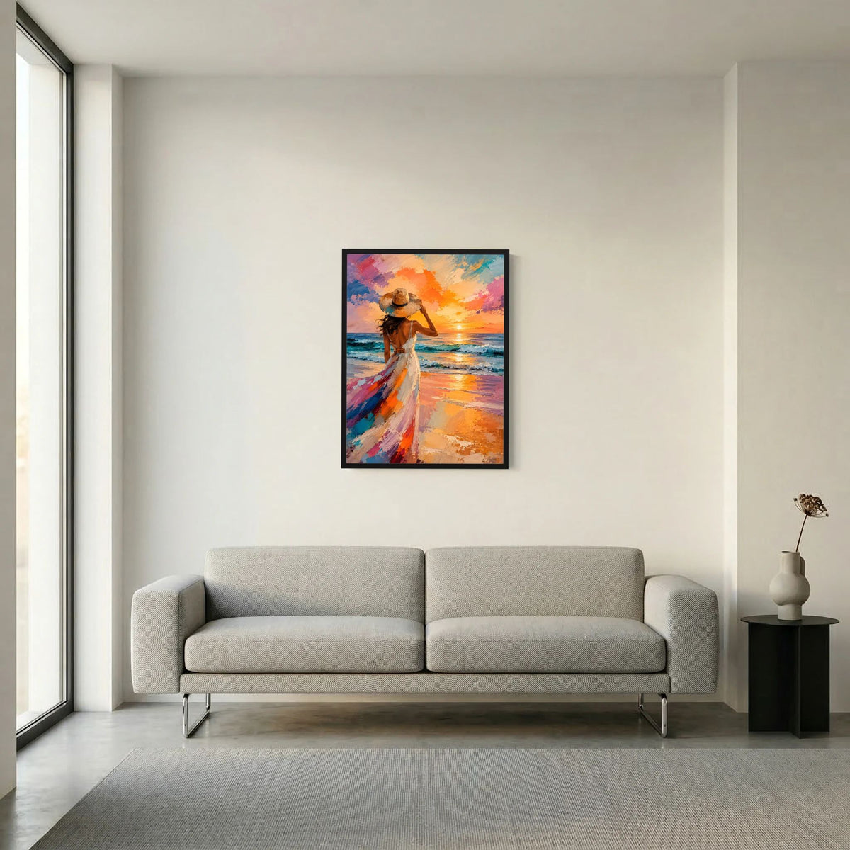 Hochformatiges Poster: Frau am Strand, farbiger Sonnenuntergang, schwarzer Rahmen