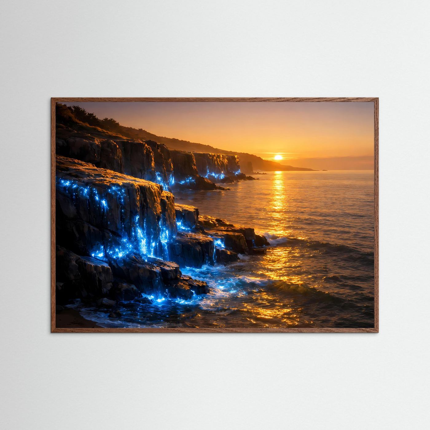 Küstenposter (Querformat) mit hellem Holzrahmen: leuchtende Klippen mit blauem Schimmer bei Sonnenuntergang.