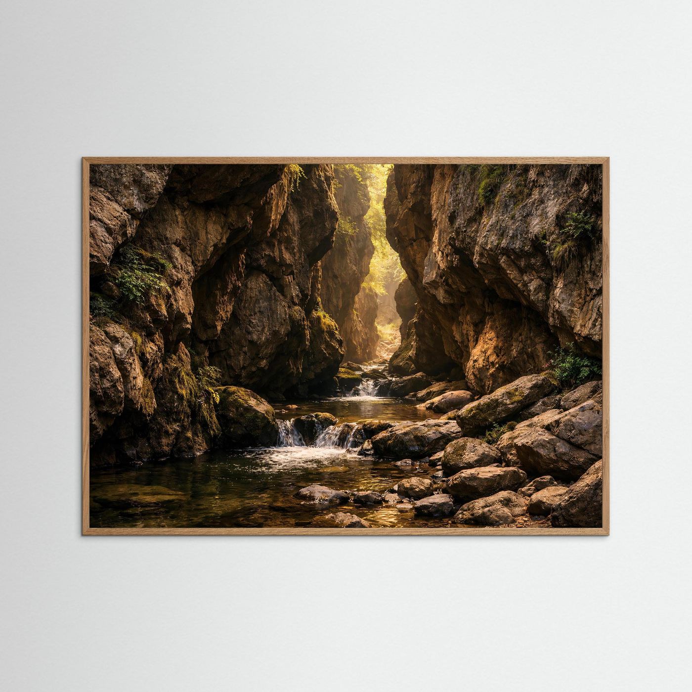 Schluchtposter mit Fluss zwischen Felsen im Querformat, naturfarbener Holzrahmen.