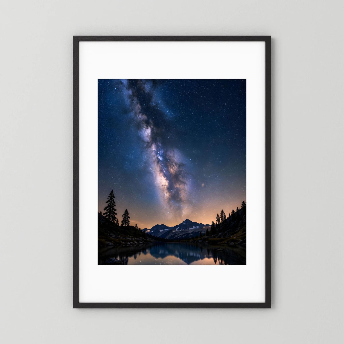Poster im Hochformat mit Sternenhimmel über Bergsee, Berge und Tannen, schwarzer Rahmen mit weißem Rand