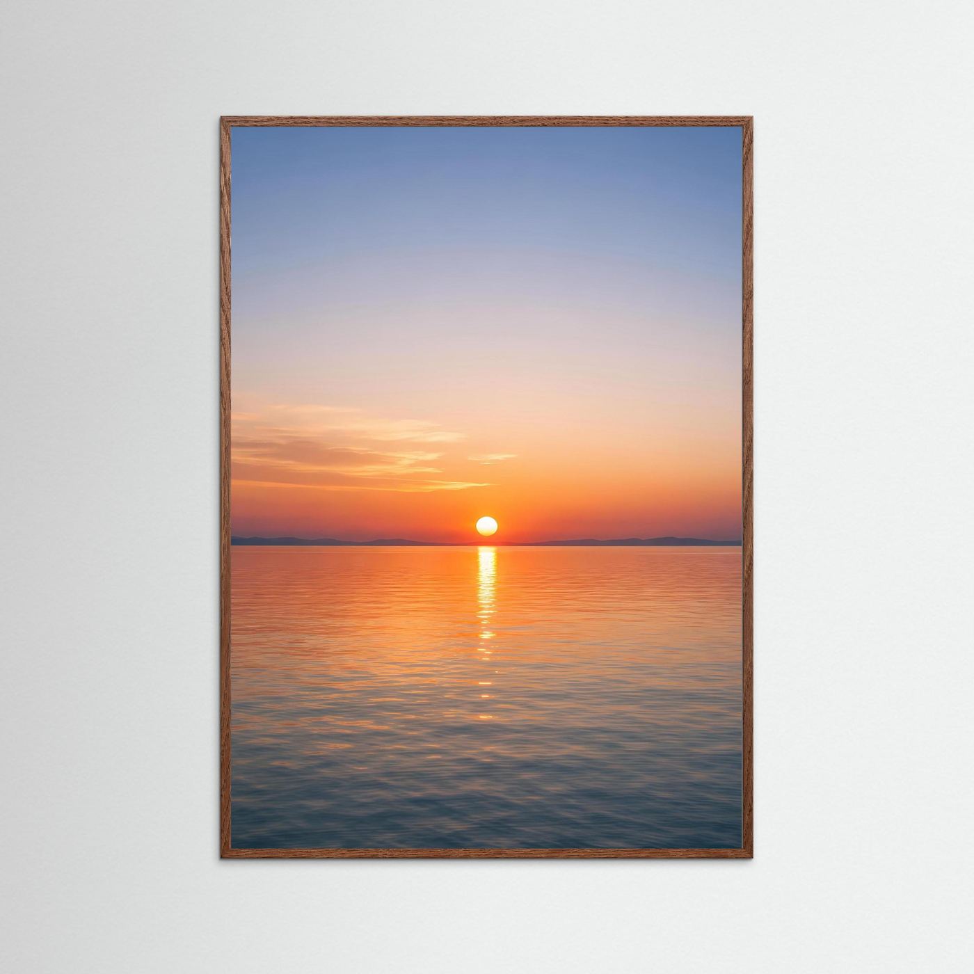 Hochformatiges Wandbild im dunklen Eichenrahmen mit Sonnenuntergang über dem Meer