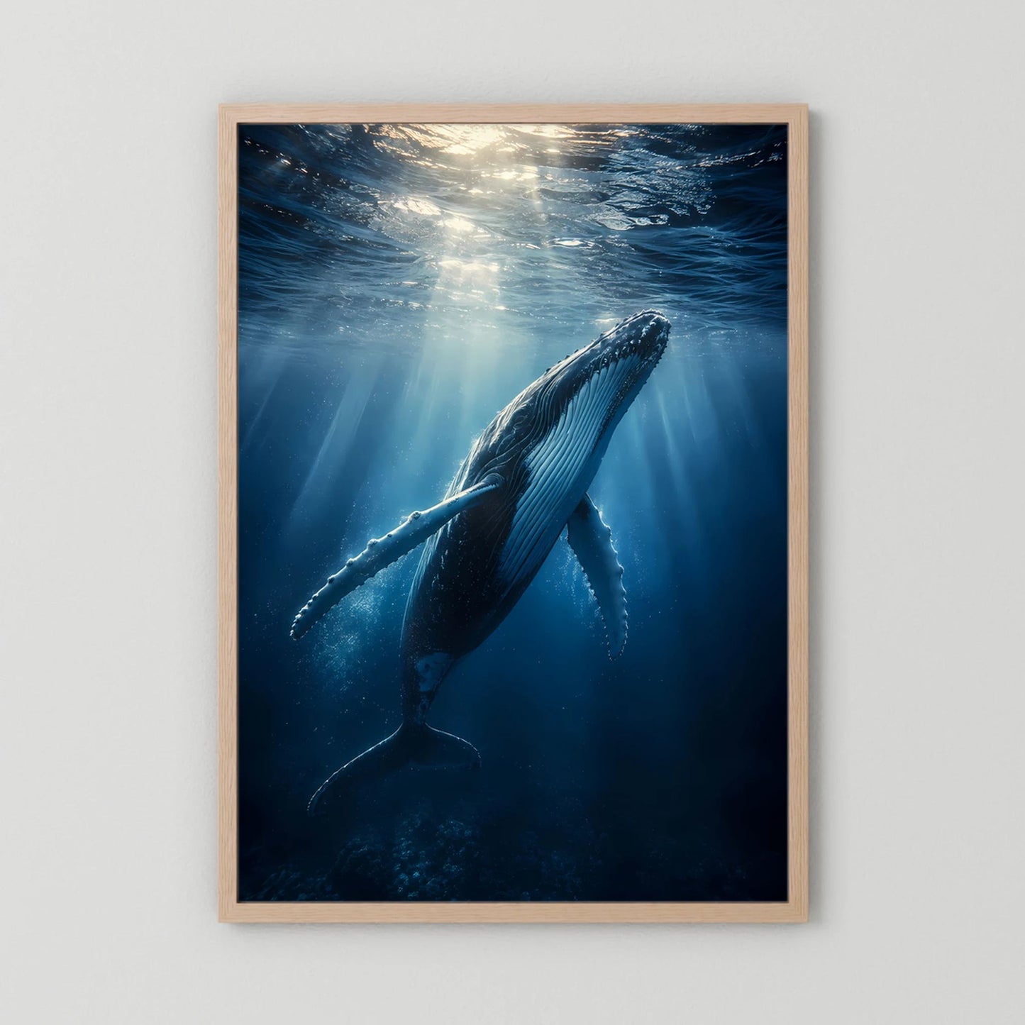 Poster im Hochformat mit Buckelwal unter Wasser, in hellem Holzrahmen