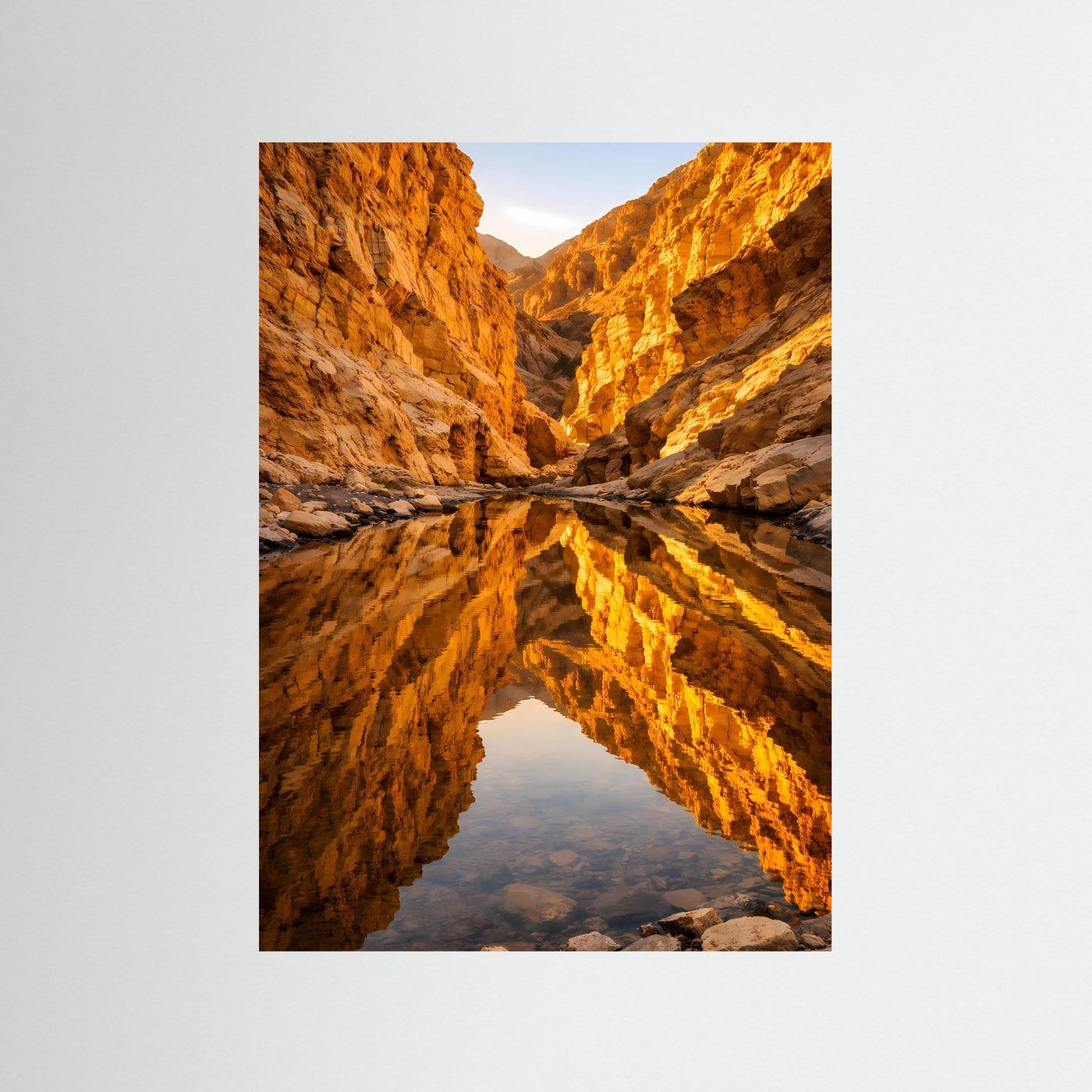 Canyon-Poster mit gespiegelt wirkender Schlucht und ockerfarbenen Felswänden.