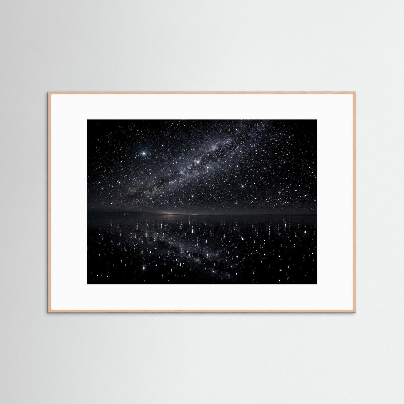 Wandbild-Poster mit Sternenhimmel und Spiegelsee, hellbrauner Holzrahmen, weißer Rand