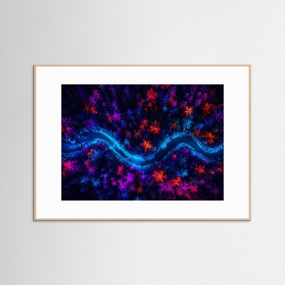 Wandbild mit abstrakter Fantasy-Landschaft und leuchtendem Fluss, heller Holzrahmen