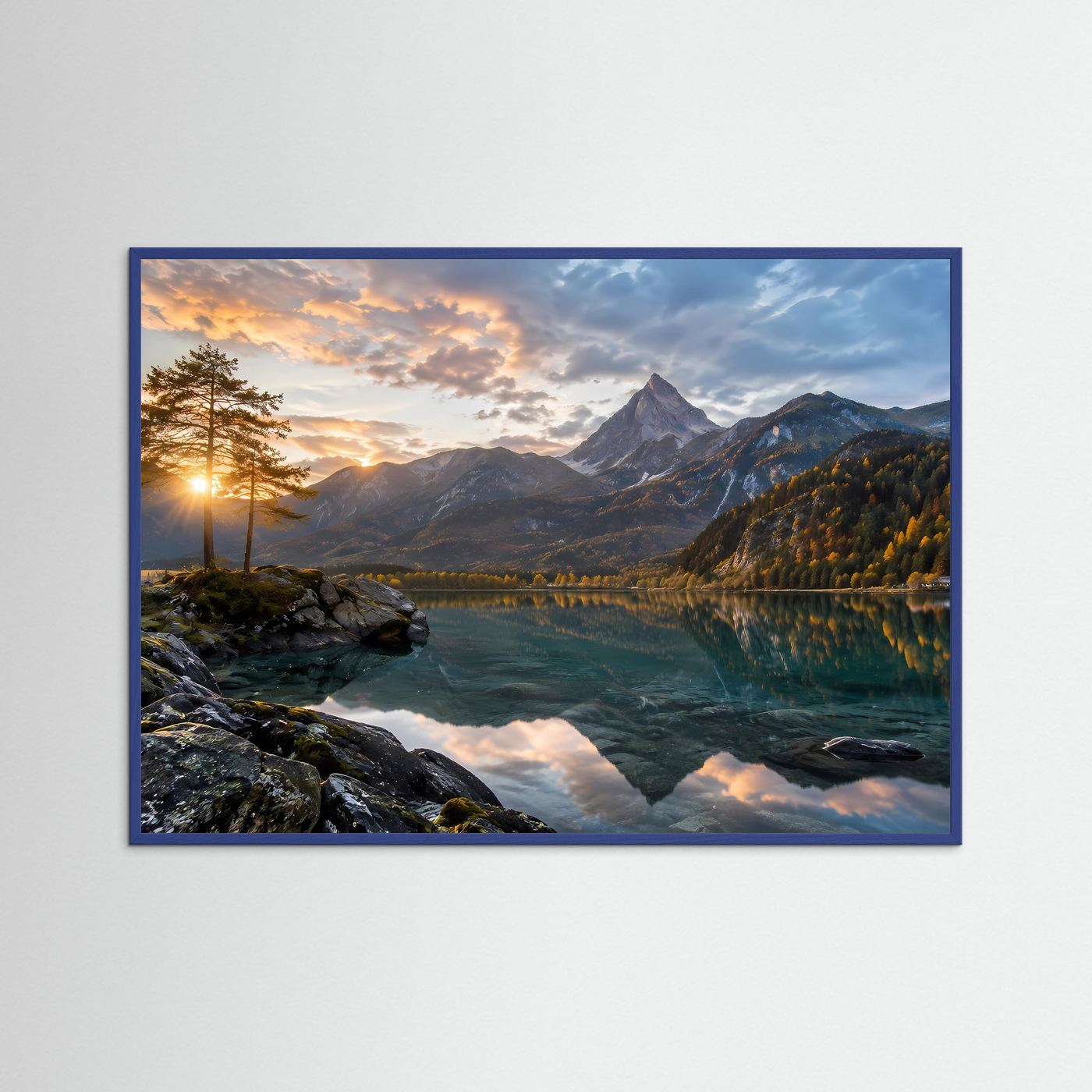 Poster im Querformat mit blauer Einfassung: Bergsee, Herbstwald und Spiegelung.