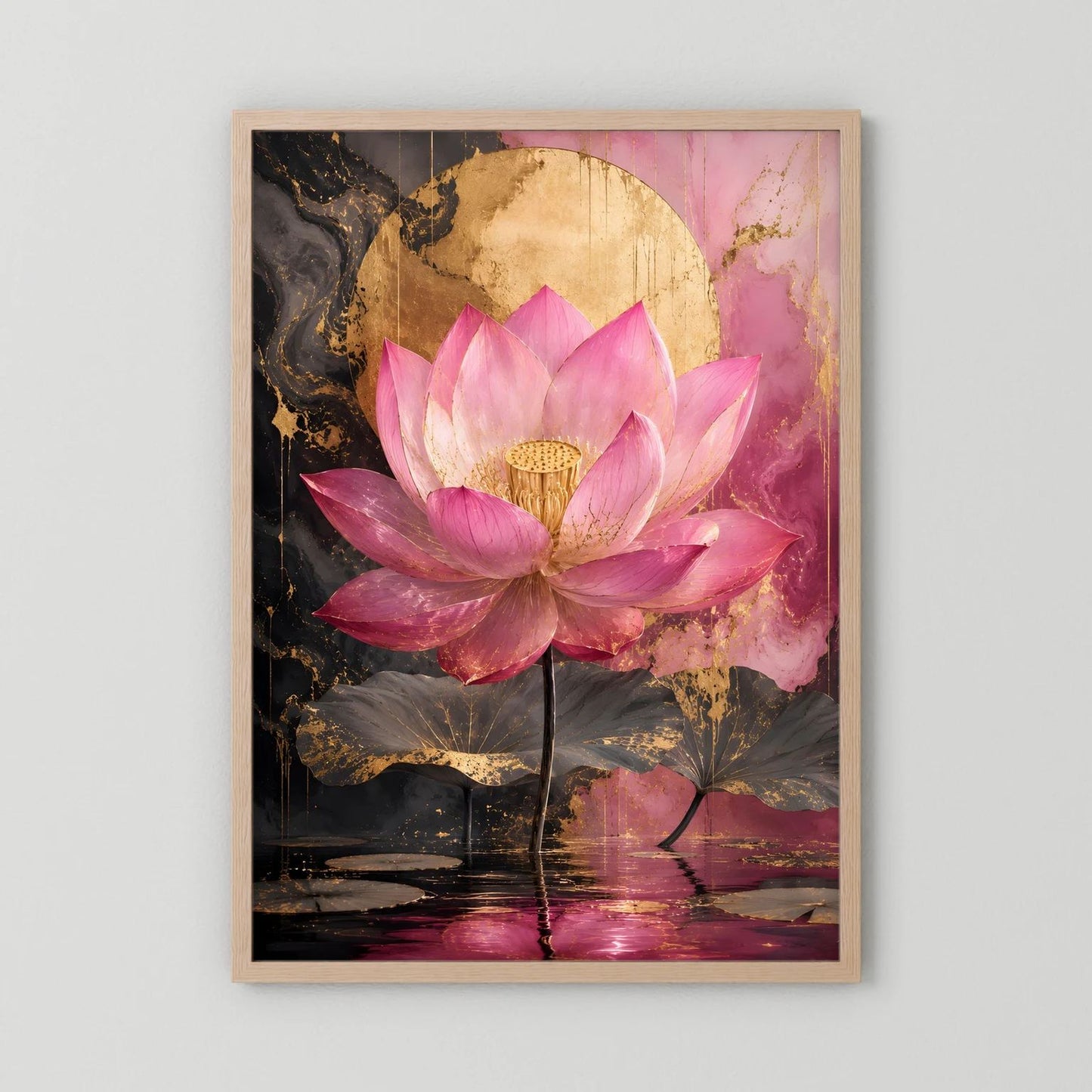 Lotusposter mit rosa Seerosenblüten, naturfarbener Holzrahmen im Hochformat