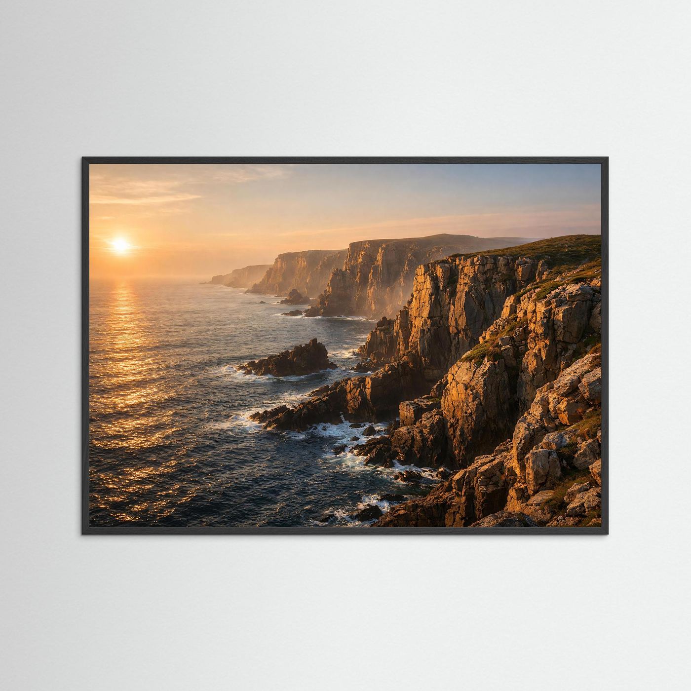 Panorama-Naturposter im schwarzen Rahmen: goldener Sonnenuntergang an der Steilküste