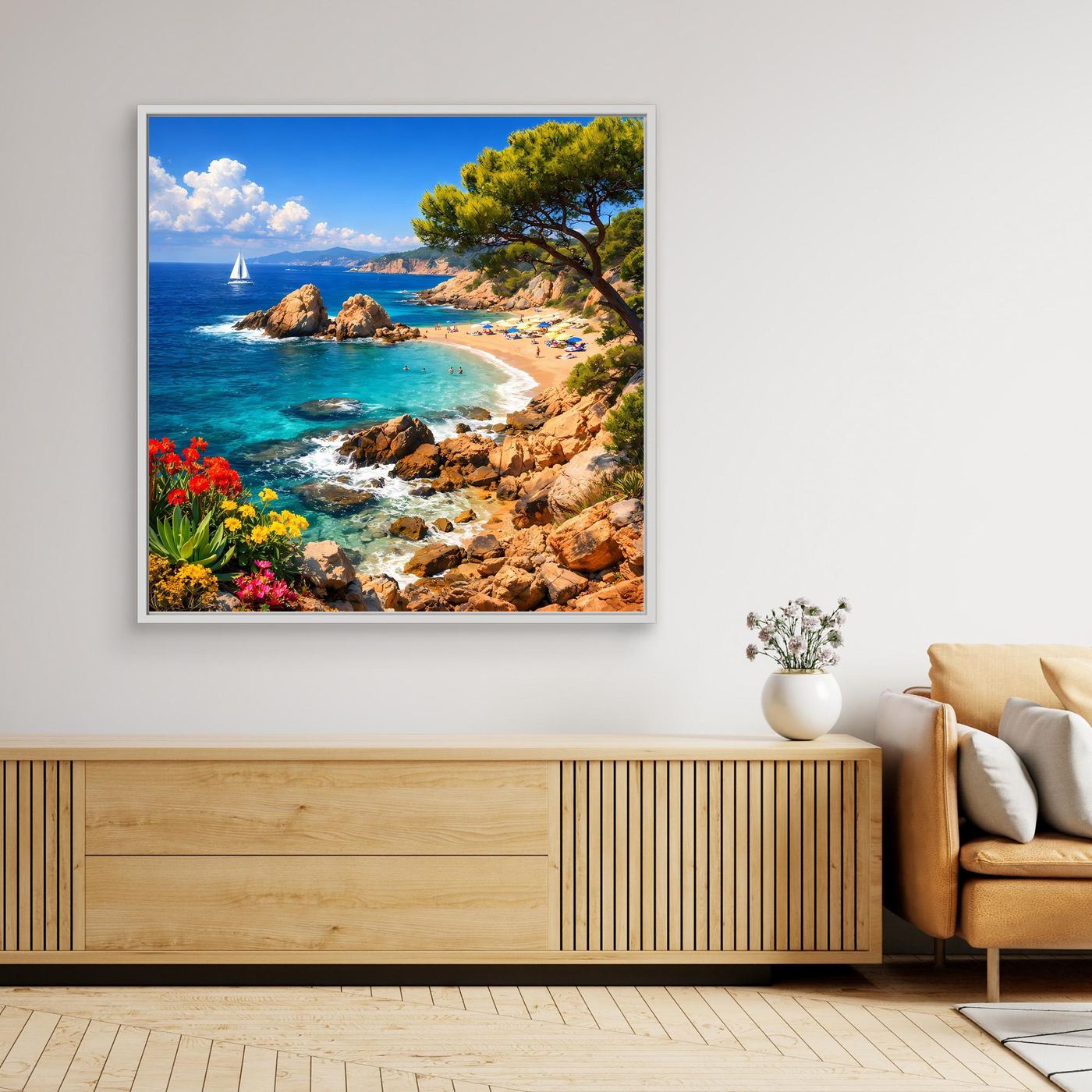 Gerahmtes Leinwandbild mit mediterraner Küstenbucht, Strand, Felsen und blauem Meer