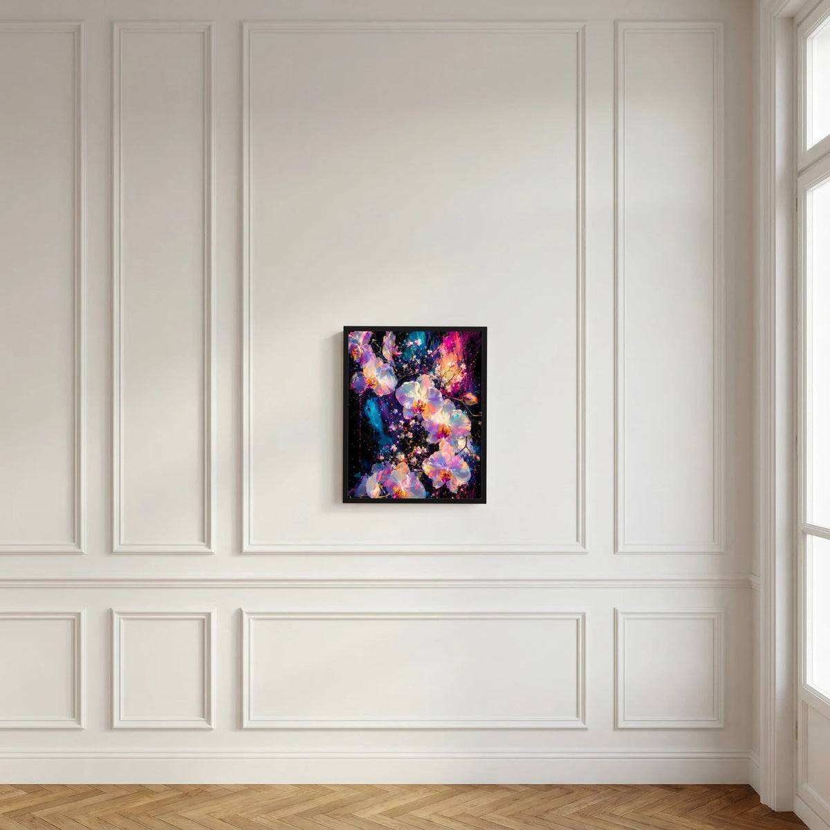 Abstraktes Blumenposter mit Orchideen-Motiv im schwarzen Rahmen an einer weißen Wand