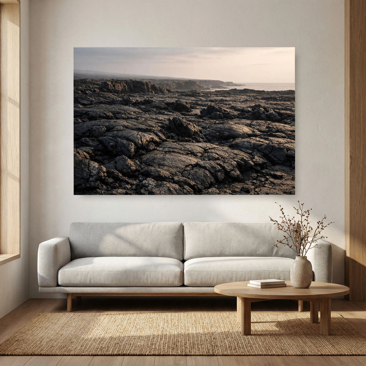 Wandposter mit Lavafeldern an der Küste, dunklem Gestein und heller Landschaft im Hintergrund