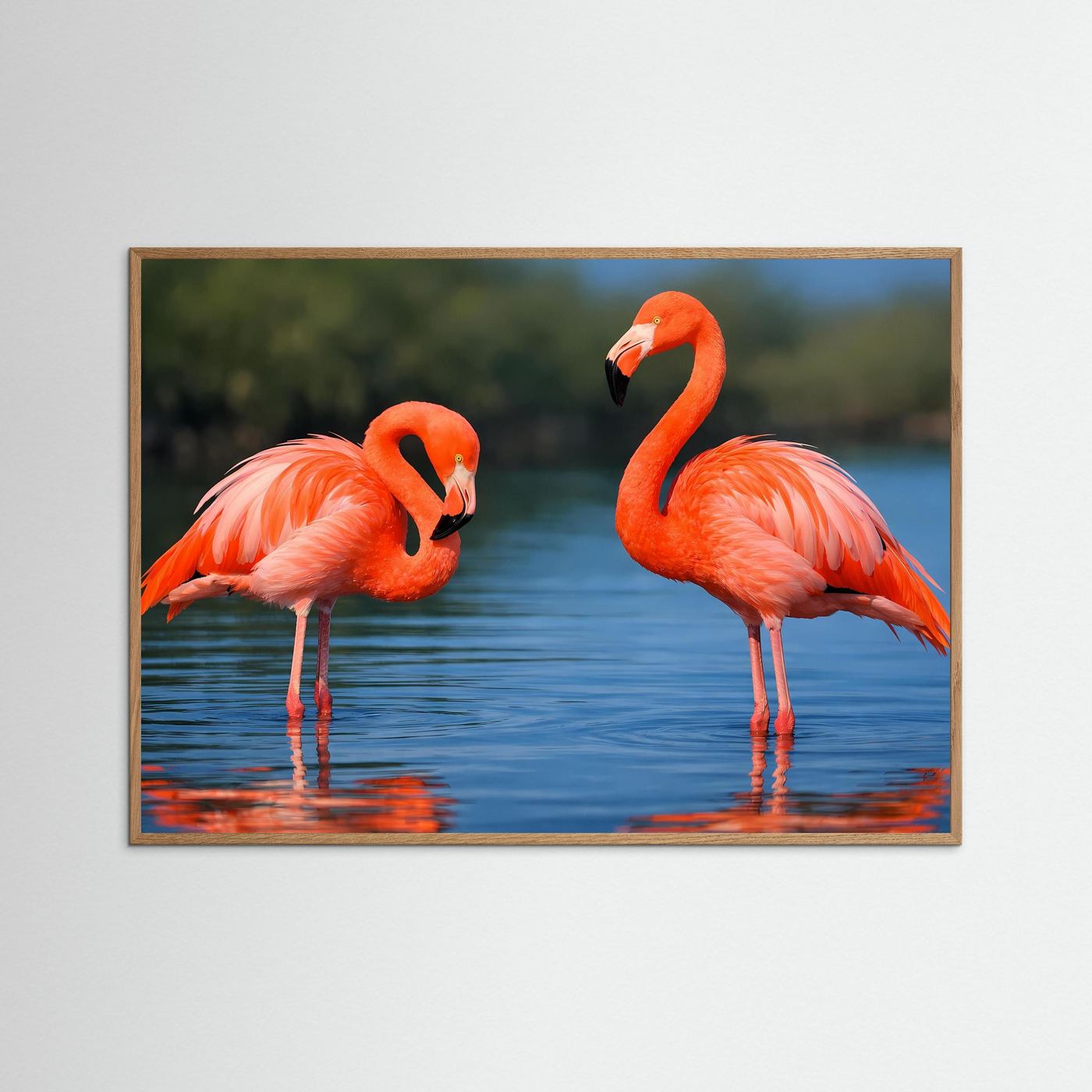 Querformat-Poster mit zwei rosafarbenen Flamingos am Wasser, brauner Holzrahmen