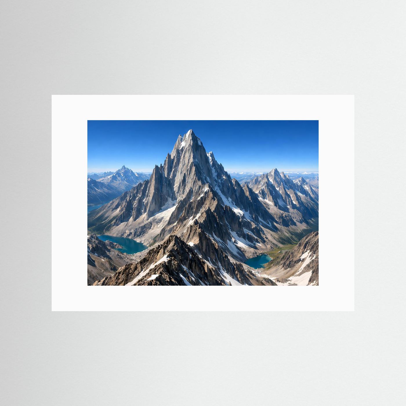 Poster mit weißem Passepartout, Berggipfel und Alpinsee, Querformat