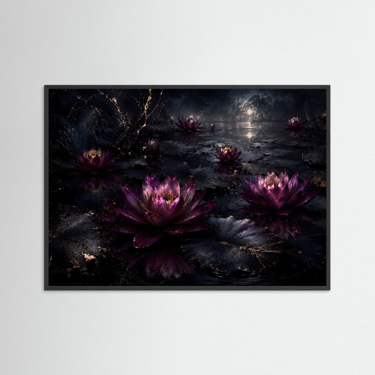 Seerosen-Wandbild mit violetten Blüten in dunkler Nachtstimmung, schwarzer Rahmen