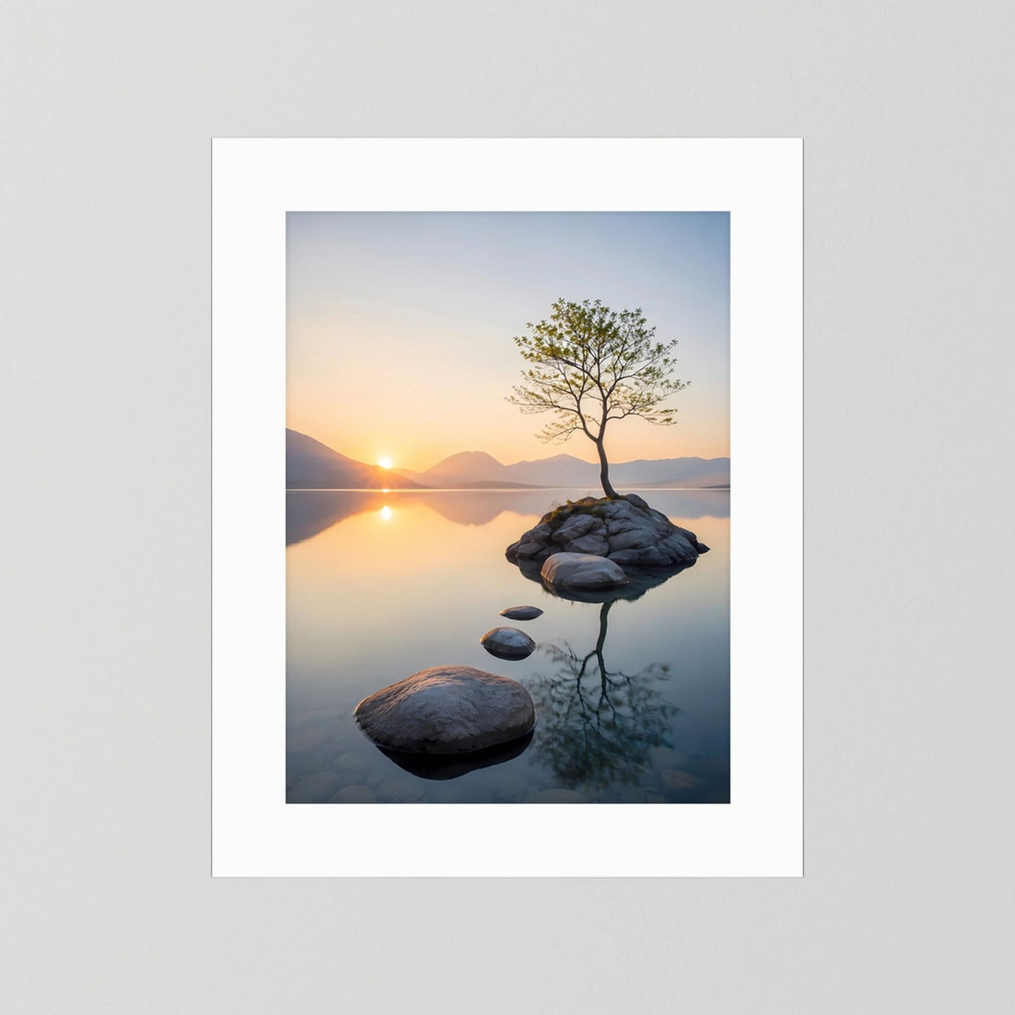 Baum im Bergsee bei Sonnenuntergang | Ruhige Natur mit Spiegelung | Poster Hochformat
