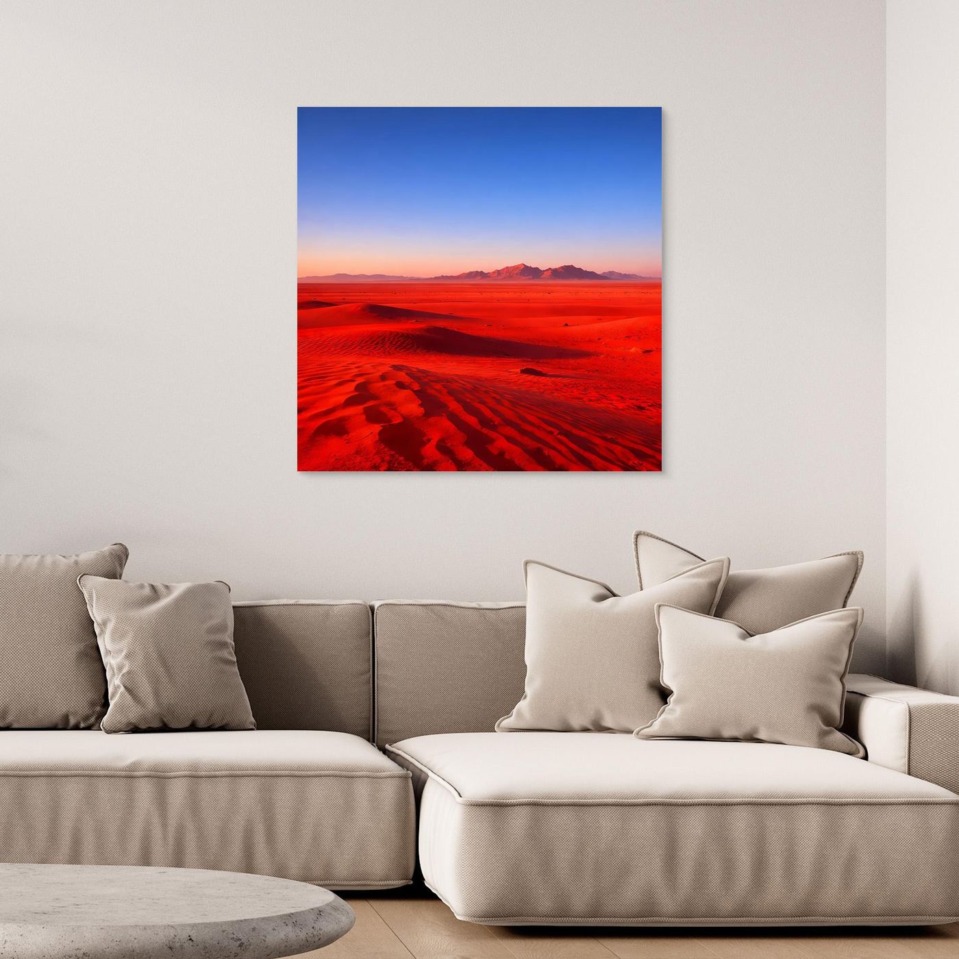 Gerahmtes Leinwandbild: rote Wüste mit Dünen und Bergsilhouetten bei Dämmerung
