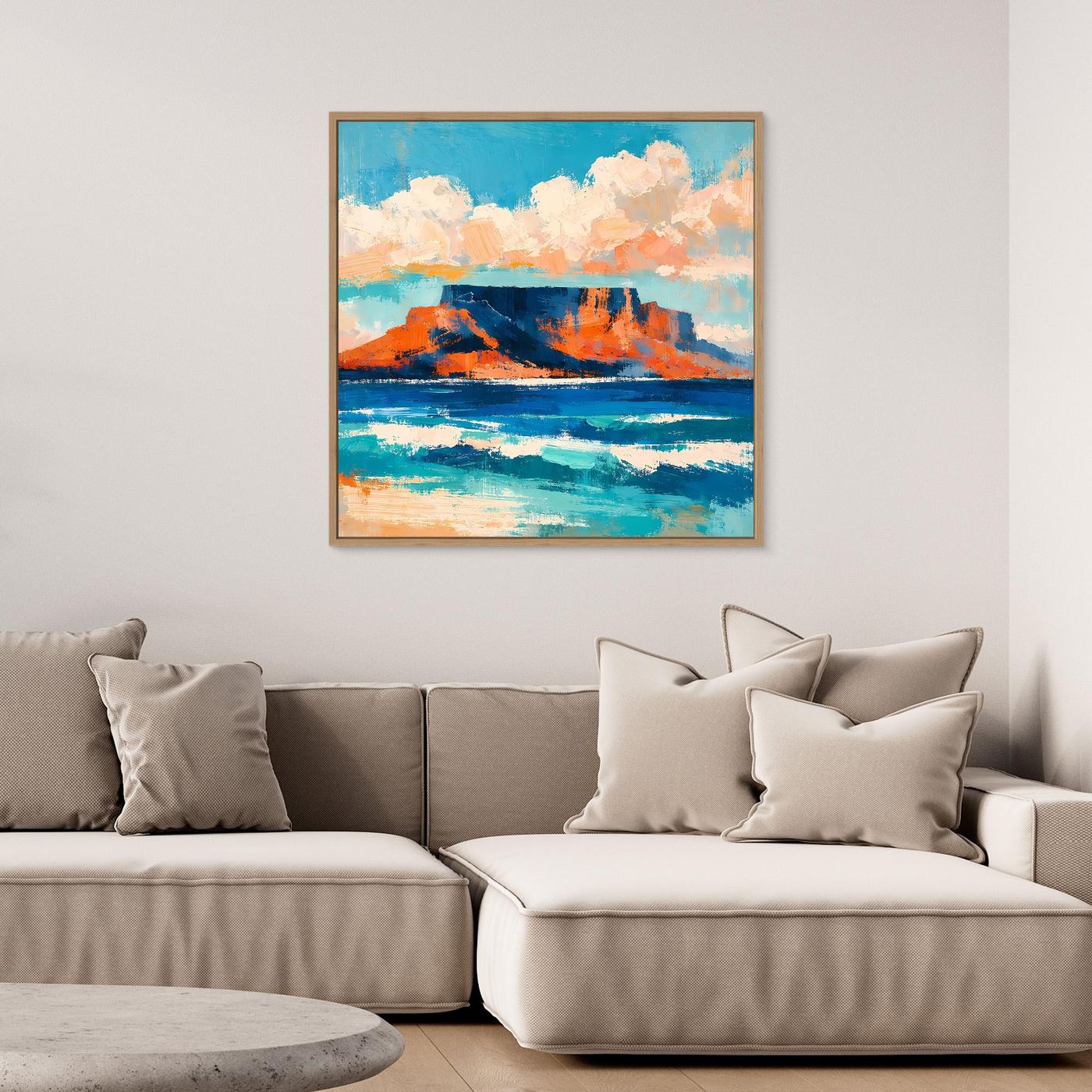 Abstraktes Leinwand-Wandbild mit blauem Meer, orangefarbenen Felsen und Wolken im goldenen Rahmen