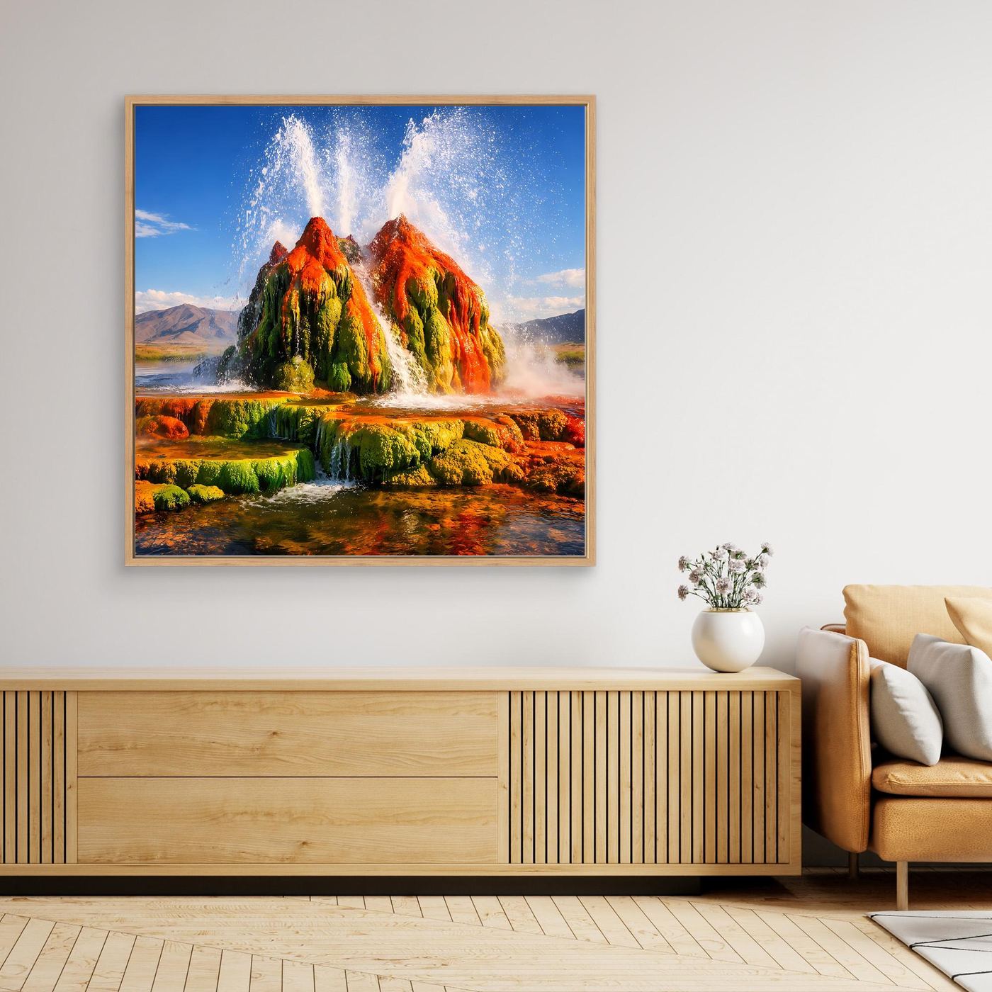 Gerahmtes Leinwandbild mit Geysir: bunte Felsen und Wasserfontäne, rechteckig, goldbrauner Rahmen.