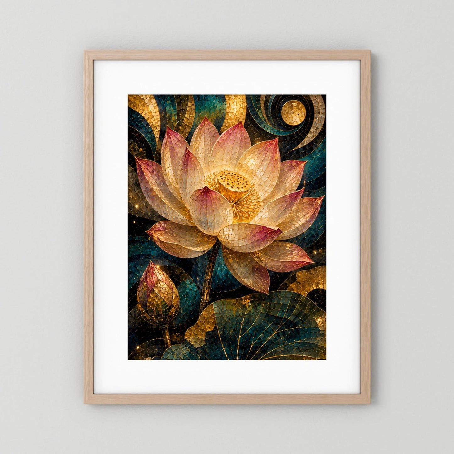 Poster mit Lotusblüte-Mosaik in Gold, Petrol und Rosa, heller Holzrahmen mit weißem Rand