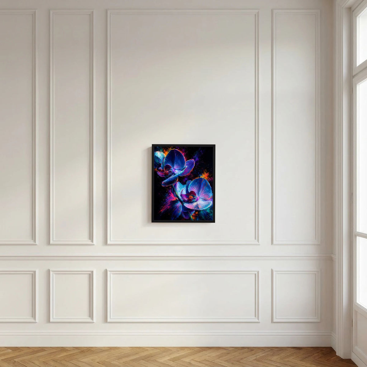 Gerahmtes Poster mit abstrakten Orchideenblüten in Blau und Pink auf schwarzem Hintergrund