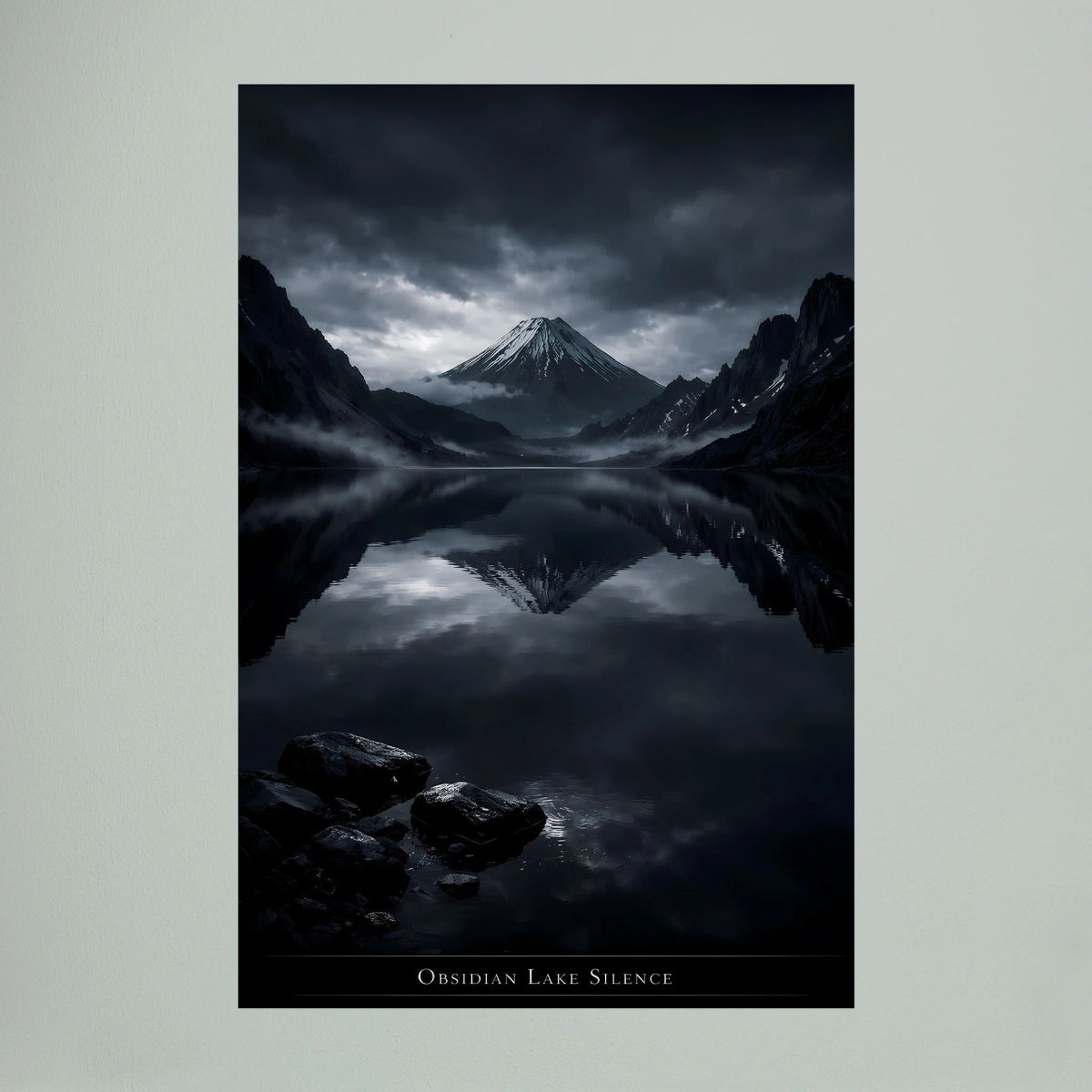 Poster mit dunkler Bergseelandschaft, ruhige Spiegelung und felsigem Ufer