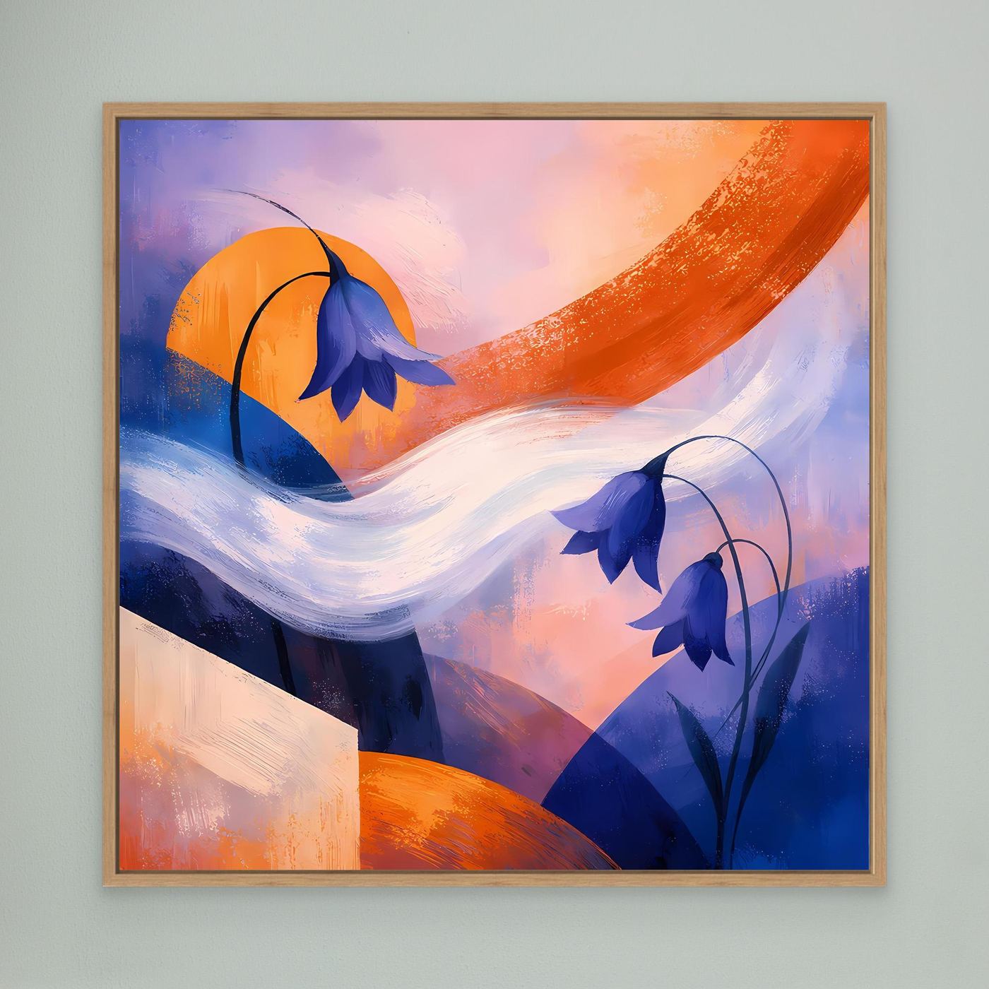 Abstraktes Leinwandbild mit blauen Glockenblumen, orangefarbener Bogenlinie, Eichenrahmen