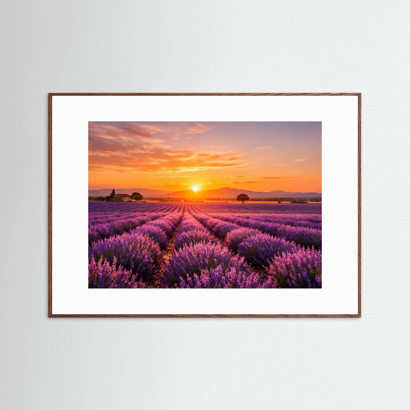 Lavendelfeld-Wandbild mit Sonnenuntergang, heller Holzrahmen und weißer Umrandung