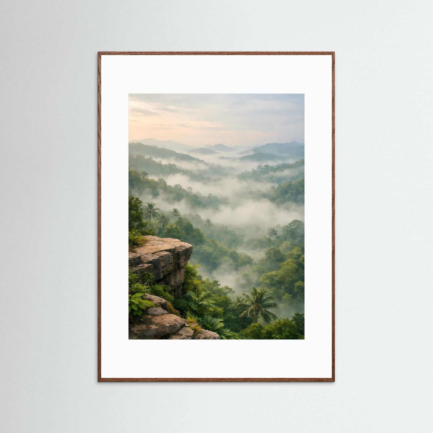Hochformat-Naturposter im braunen Holzrahmen mit Klippe, Dschungel und Nebel