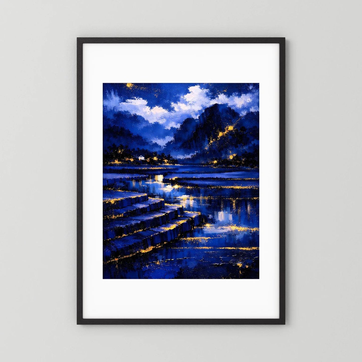 Wandposter Nachtlandschaft in Blau mit goldenen Lichtern, schwarzer Rahmen und weißer Rand