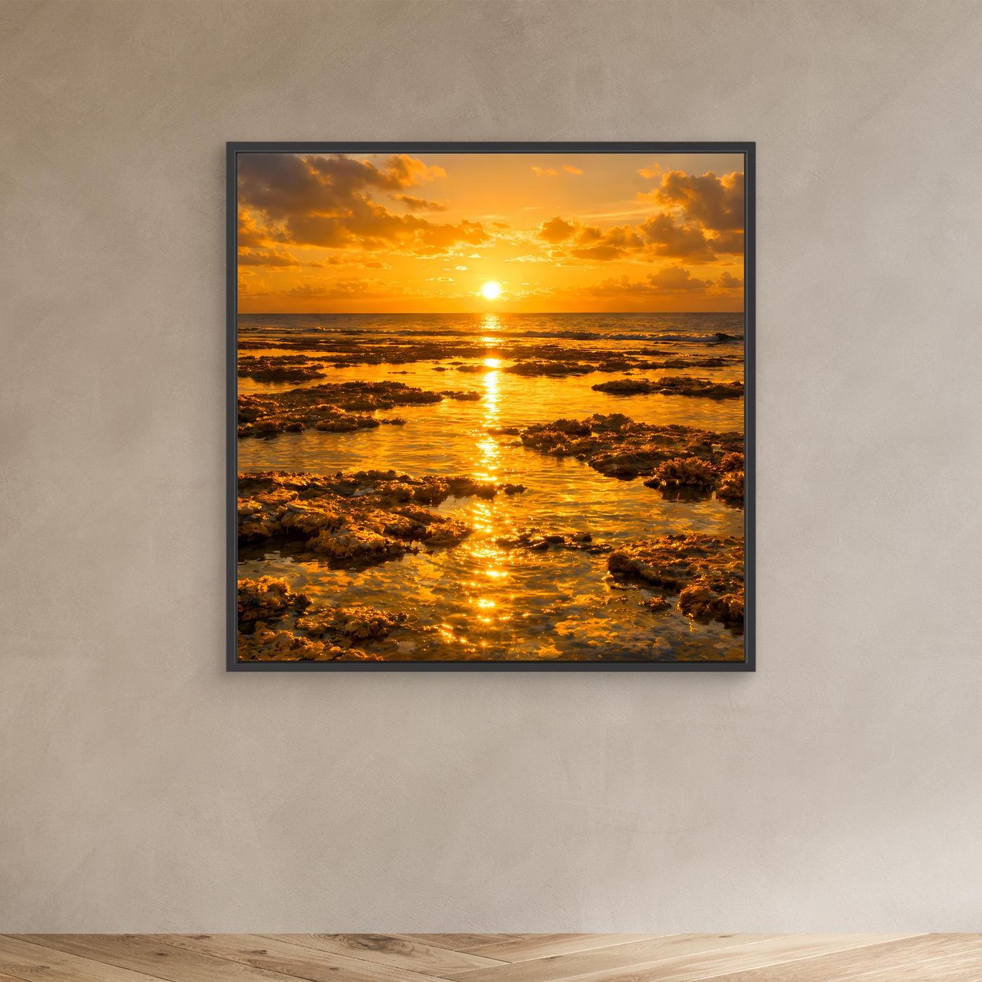 Leinwandbild mit schwarzem Rahmen: goldener Sonnenuntergang am Meer mit Felsenküste.