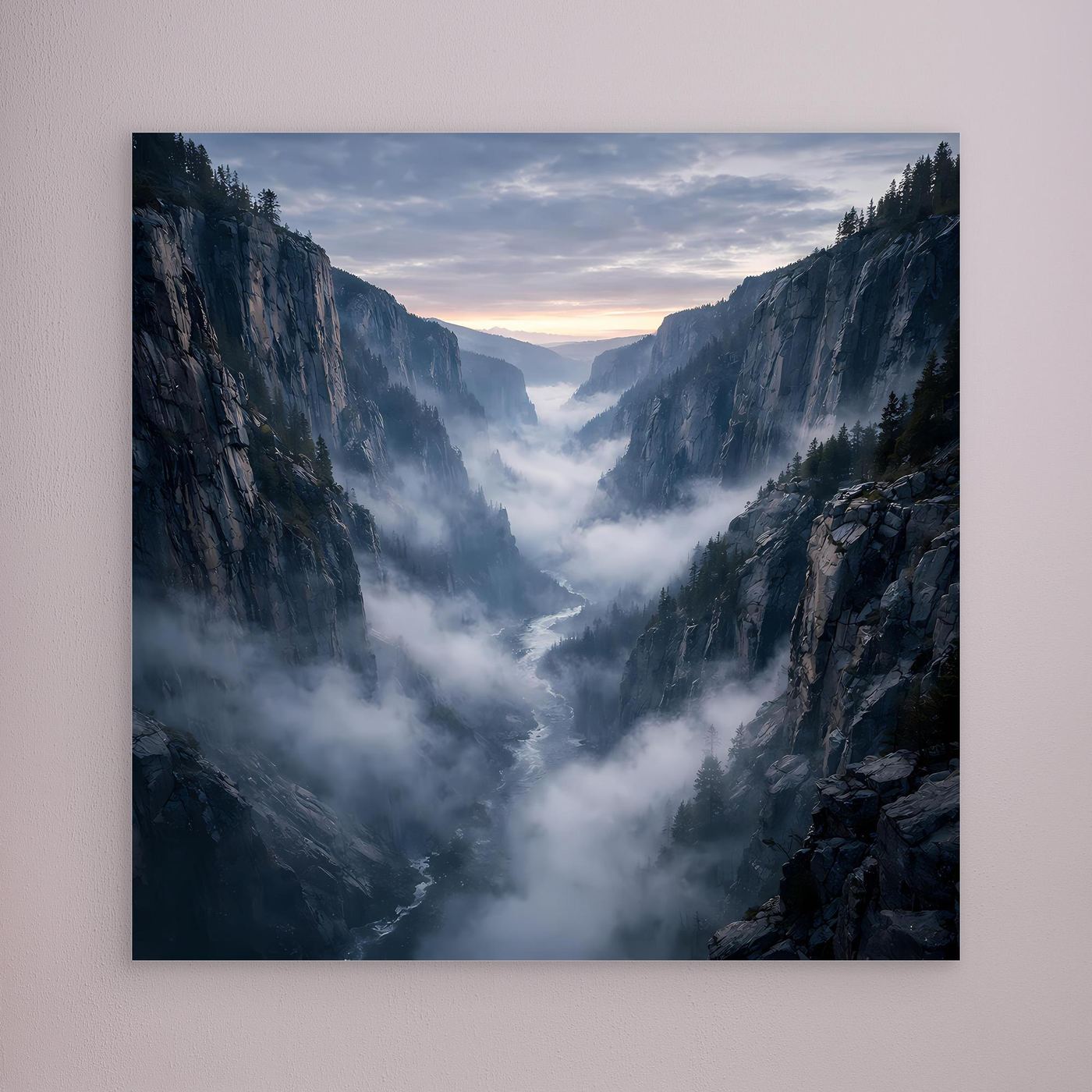 Leinwandbild neblige Schlucht zwischen Bergen mit dichtem Nebel, blau-graue Felsen
