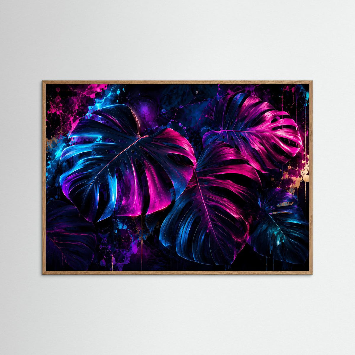 Neon-Monstera-Wandbild im hellbraunen Holzrahmen, farbintensive Blätter in Pink und Blau