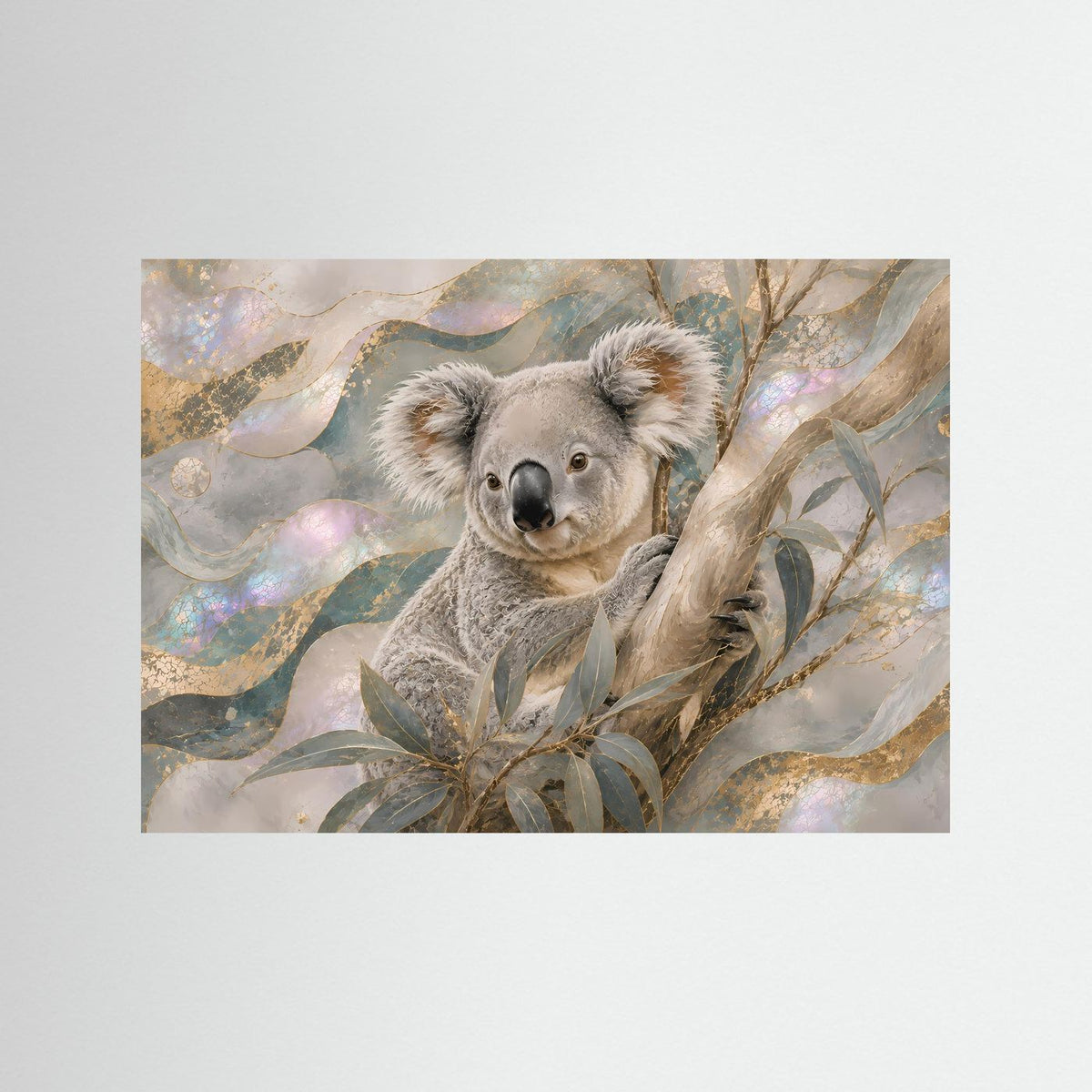 Poster mit sitzendem Koala zwischen Eukalyptuszweigen, abstraktes Motiv mit schimmernden Akzenten