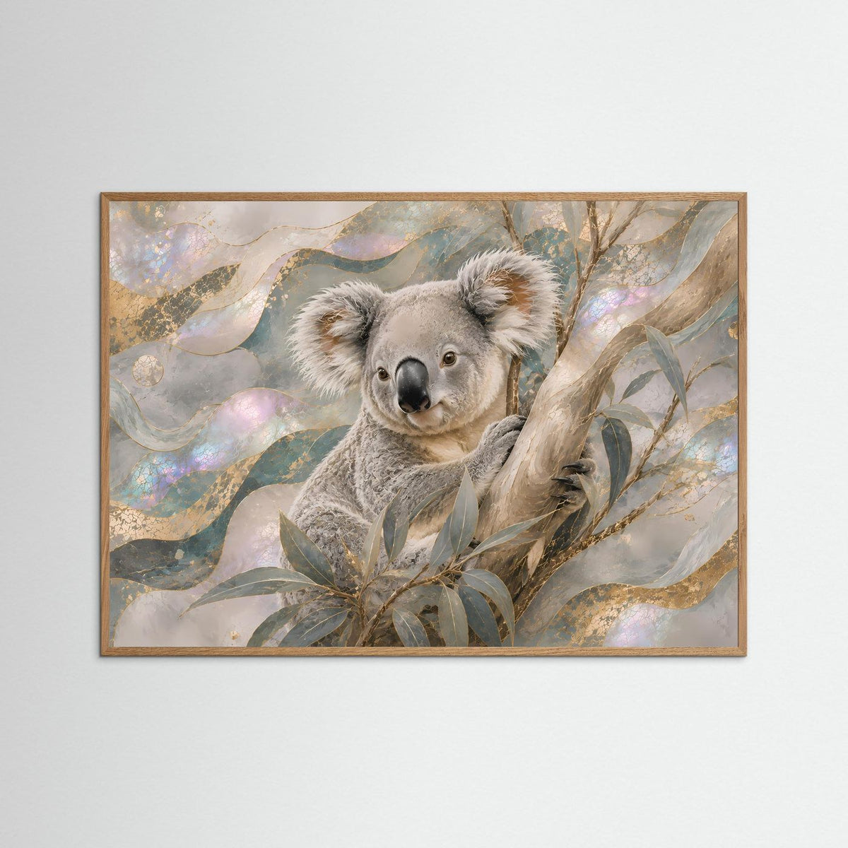 Poster mit Koala zwischen Eukalyptuszweigen im braunen Holzrahmen, schimmernde Farbakzente