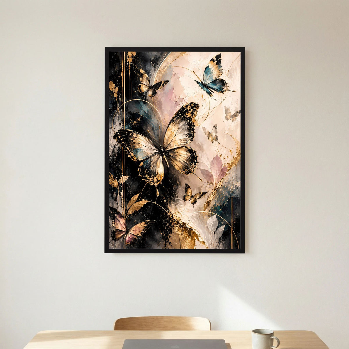 Poster mit abstrakten Schmetterlingen in Gold, Schwarz und Blau, schwarzer Rahmen.