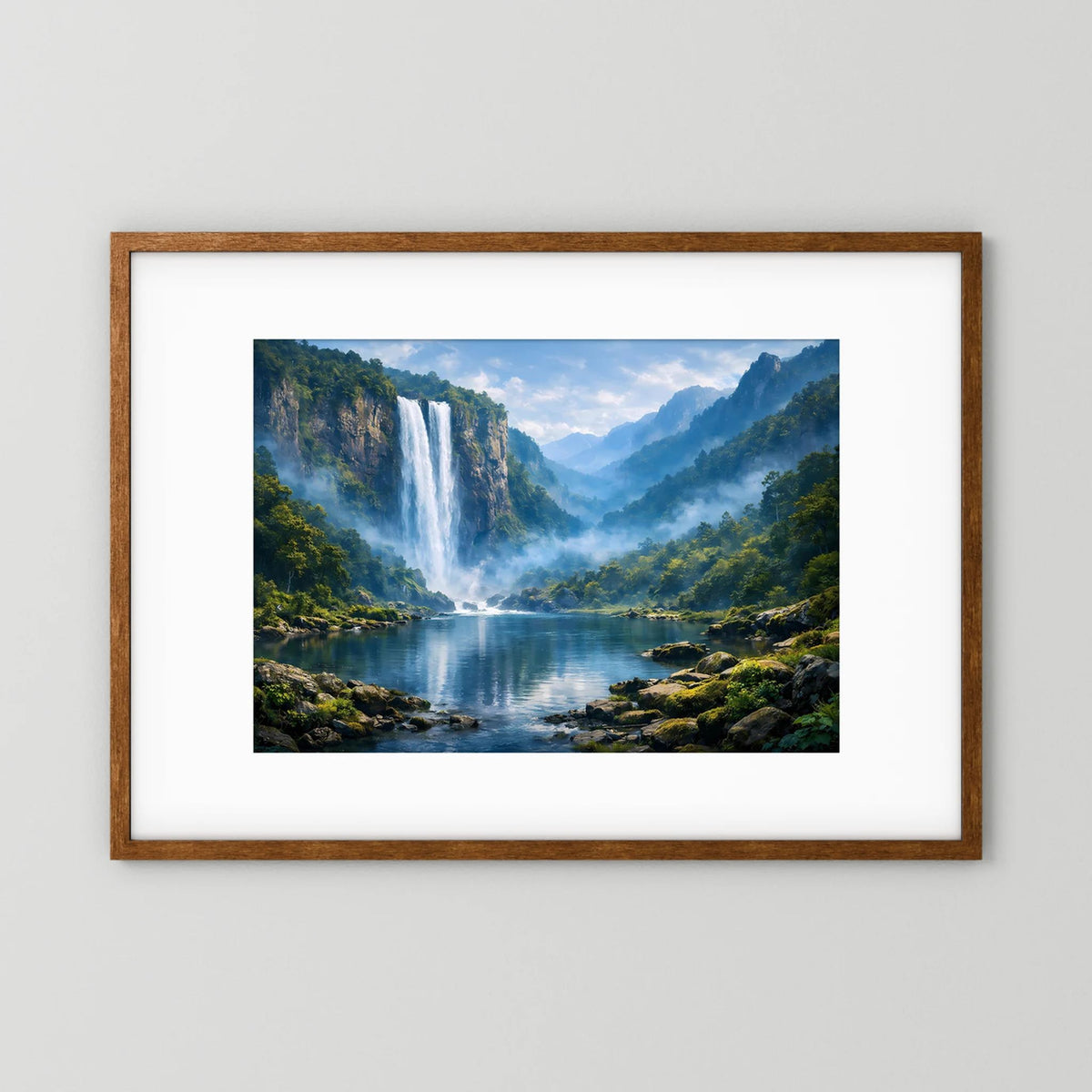 Wandbild im Querformat: Wasserfall im Bergwald, brauner Holzrahmen mit weißem Passepartout