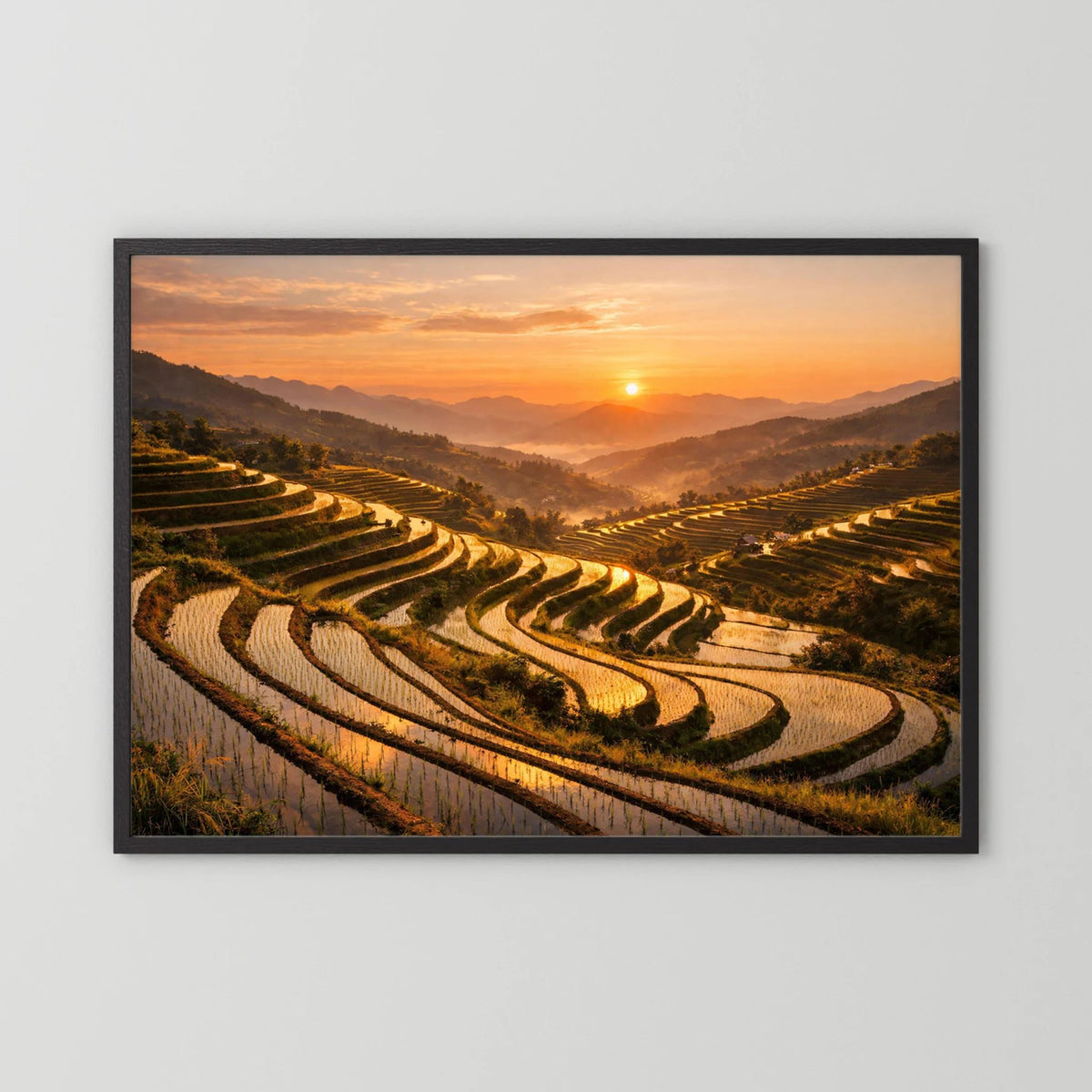 Wandbild im Querformat mit schwarzem Rahmen und Motiv von Reisterrassen bei Sonnenuntergang
