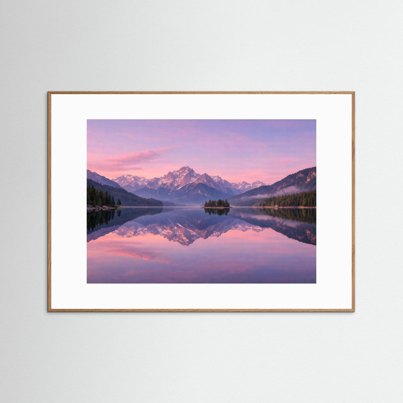 Bergsee-Panoramaposter mit Alpenspiegelung, hellbraun gerahmt