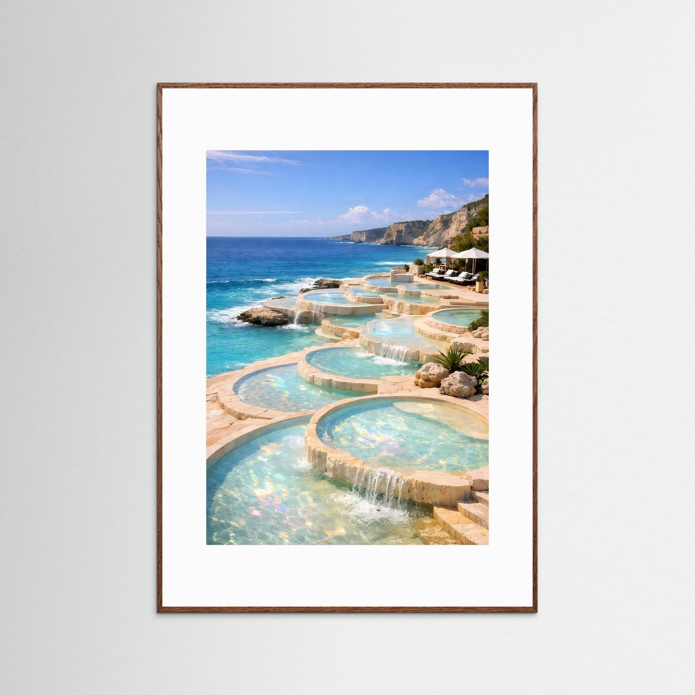Gerahmtes Spa-Poster mit Infinity-Pools am Meer in Türkisfarben und braunem Rahmen