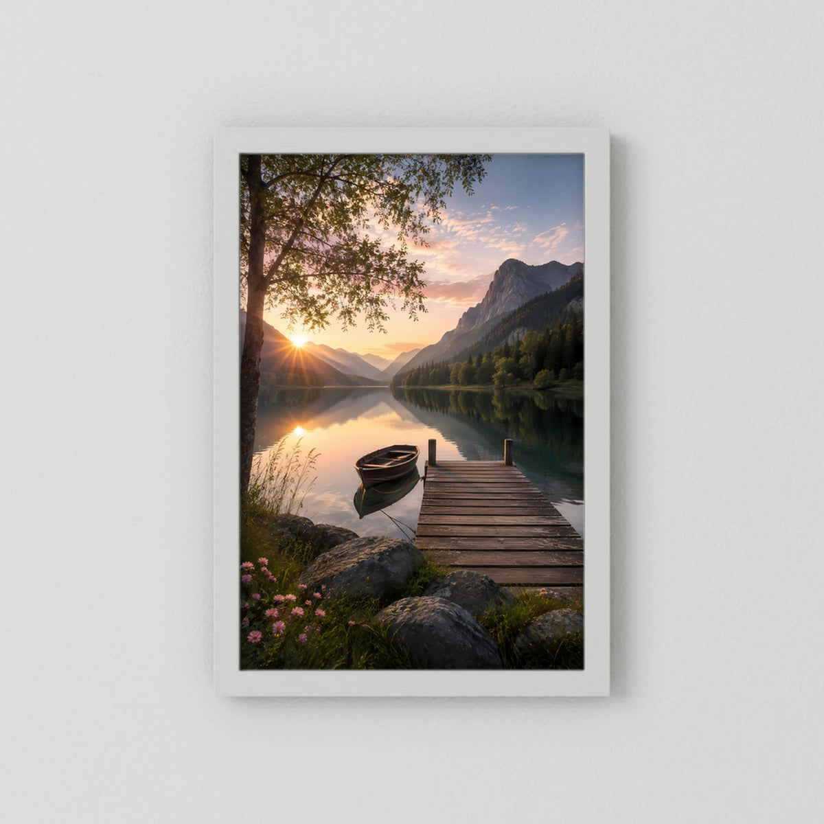 Hochformat-Poster: Sonnenaufgang über See mit Holzsteg und Boot vor Bergkette