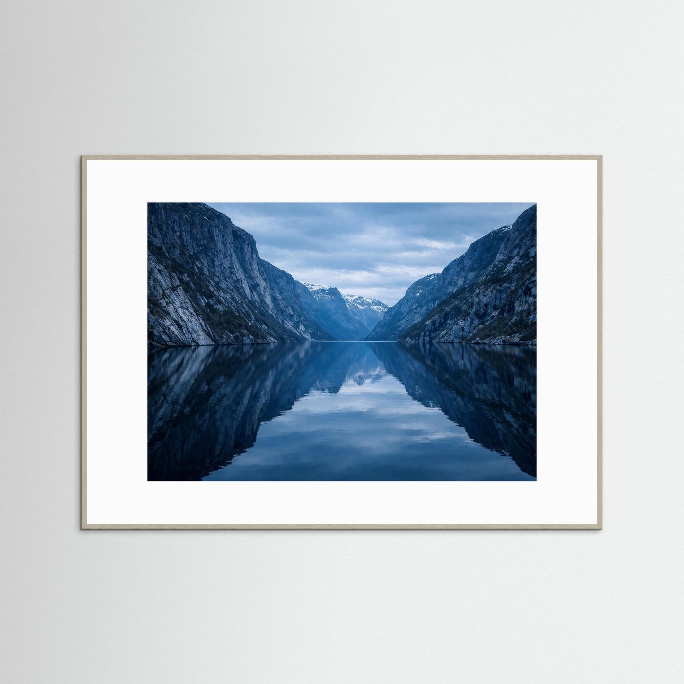 Querformatiges Panorama-Bergposter mit Fjordspiegelung, Berge im Wasser, beiger Holzrahmen.